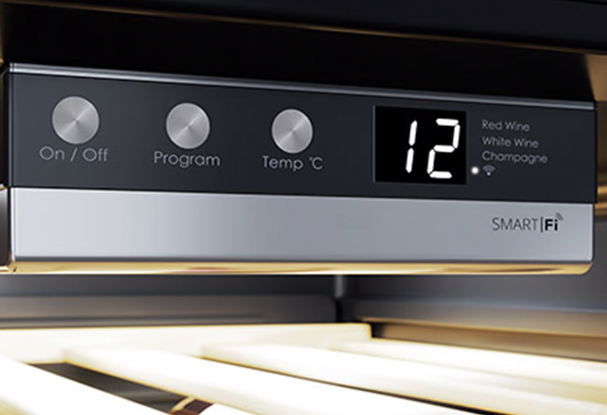 Μια γυναίκα ρυθμίζει τη θερμοκρασία του σηντηρητή.